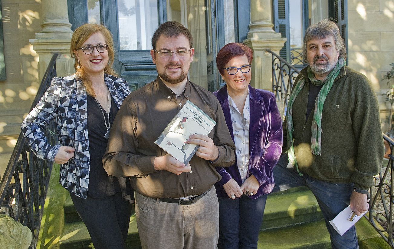 Aizpea Goenaga, Xabier Paya, Mari Jose Olaziregi eta Joxerra Garzia, liburua aurkeztu aurretik. GORKA RUBIO / ARP. Aizpea Goenaga, Xabier Paya, Mari Jose Olaziregi eta Joxerra Garzia, liburua aurkeztu aurretik. GORKA RUBIO / ARP.