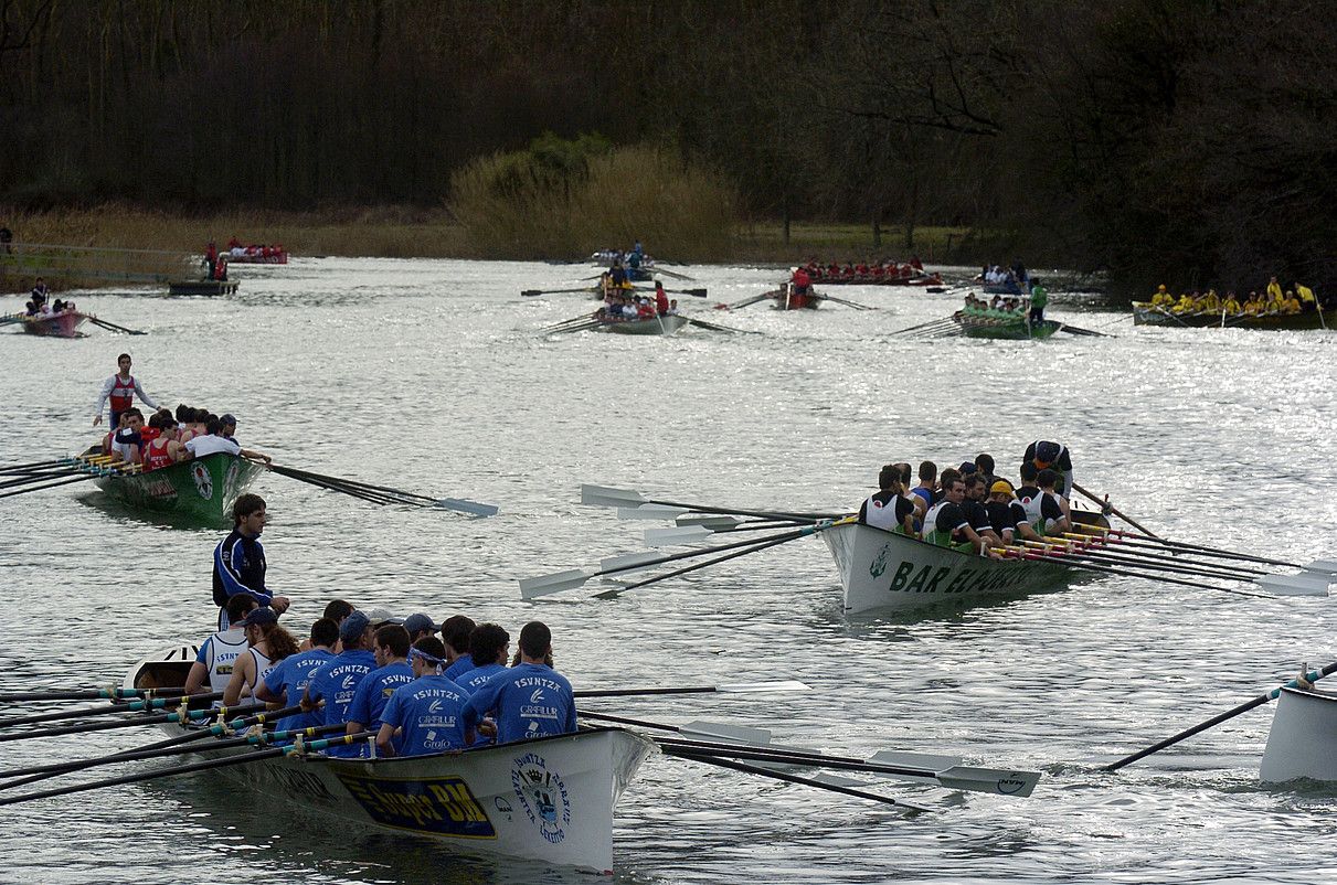 Oria ibaiaren 20. jaitsiera jokatuko da larunbatean Orion; 79 traineru irtengo dira, inoiz baino parte hartzaile gehiago. GORKA RUBIO / ARGAZKI PRESS. Oria ibaiaren 20. jaitsiera jokatuko da larunbatean Orion; 79 traineru irtengo dira, inoiz baino parte hartzaile gehiago. GORKA RUBIO / ARGAZKI PRESS.