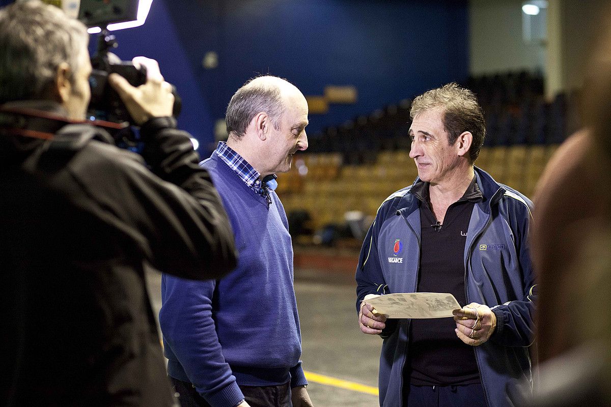 Pedro Mari Goikoetxea kazetaria, Julian Retegi pilotari ohiarekin, Sei argazkitan saioko grabaketa batean. ETB.