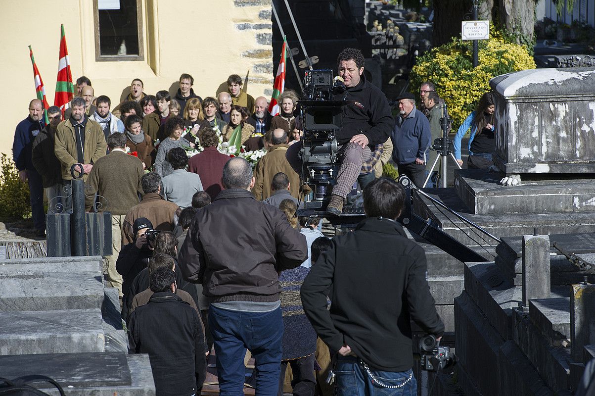 Lasa eta Zabala pelikularen irudi batzuk filmatu zituzten atzo Tolosako hilerrian. JON URBE / ARGAZKI PRESS. Lasa eta Zabala pelikularen irudi batzuk filmatu zituzten atzo Tolosako hilerrian. JON URBE / ARGAZKI PRESS.