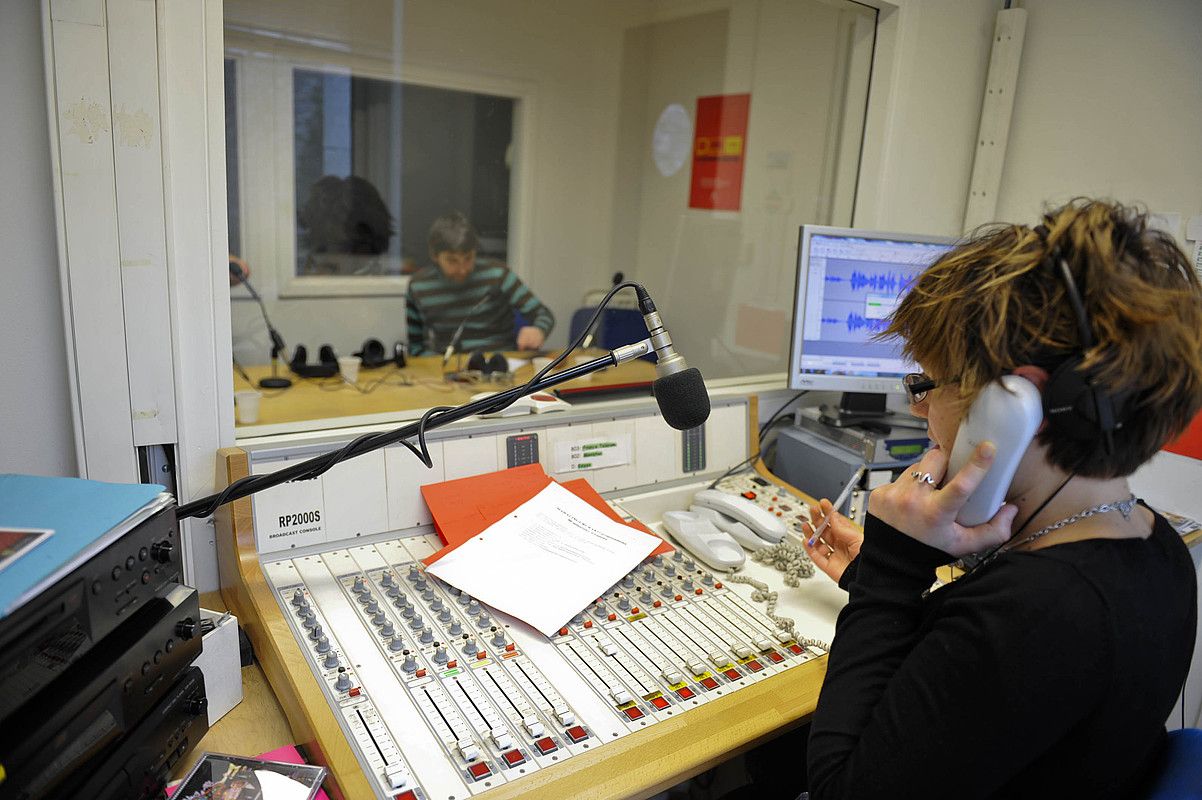 Antxeta irratiaren estudioa, Hendaian, artxiboko irudi batean. NICOLAS MOLLO. Antxeta irratiaren estudioa, Hendaian, artxiboko irudi batean. NICOLAS MOLLO.