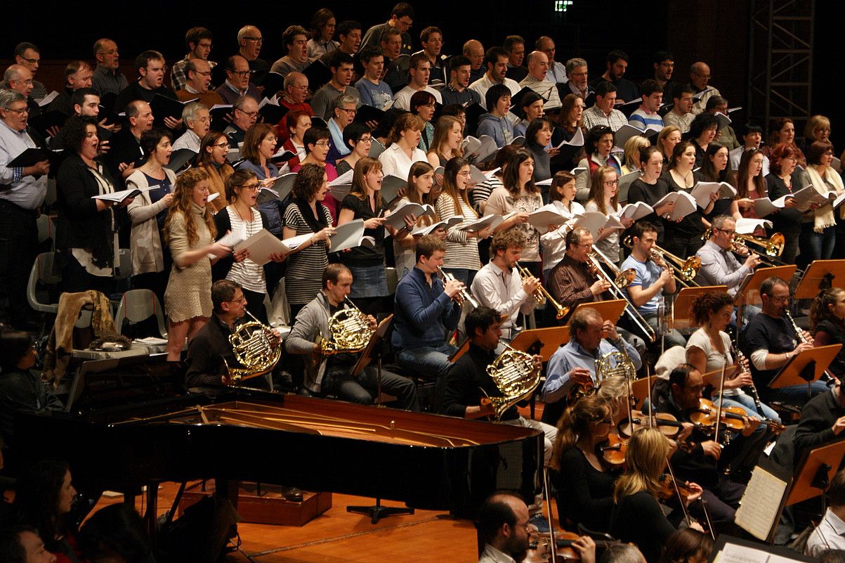 Donostiako Orfeoikoak, Tolosako Orkestra Nazionaleko musikariekin entseatzen. ANE URRUTIKOETXEA. Donostiako Orfeoikoak, Tolosako Orkestra Nazionaleko musikariekin entseatzen. ANE URRUTIKOETXEA.