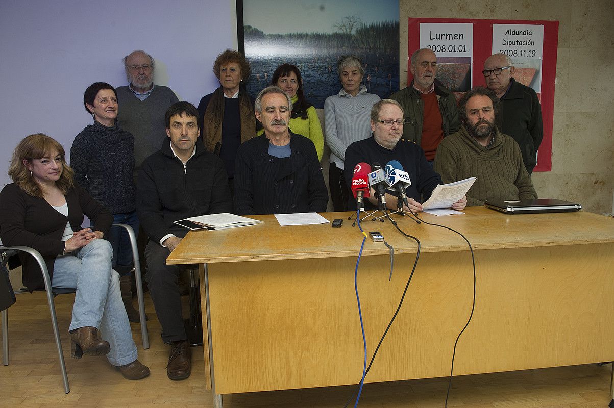 Euskararen Jatorria elkarteko, SOS Iruña-Veleia plataformako eta Lurmen enpresako kideak, atzo. RAUL BOGAJO / ARP. Euskararen Jatorria elkarteko, SOS Iruña-Veleia plataformako eta Lurmen enpresako kideak, atzo. RAUL BOGAJO / ARP.