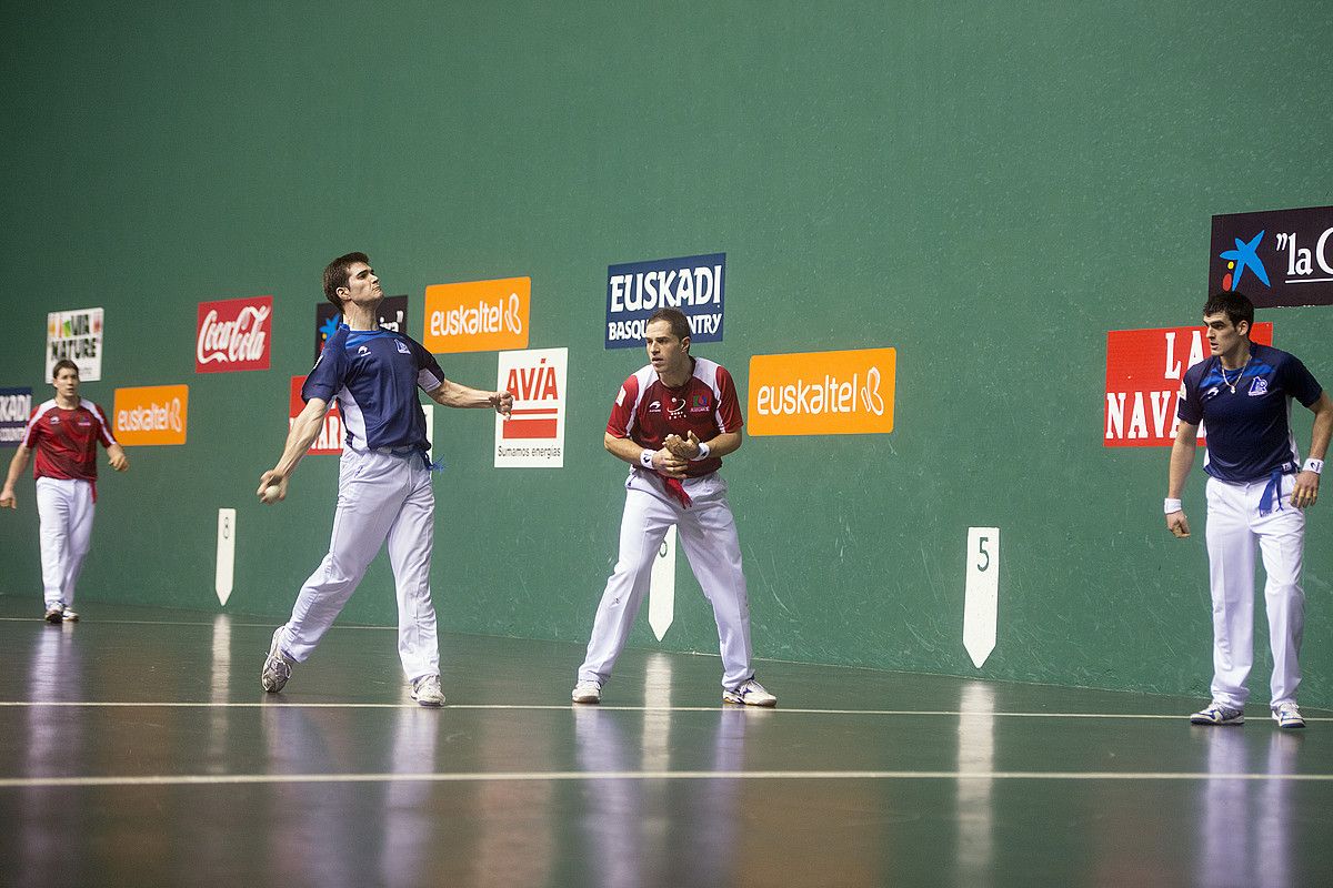 Zabaleta, atzo, kantxa erdian, pilota astintzen, Olaizola II.a eta Ezkurdia begira dituela. IÑIGO RUIZ/ ARGAZKI PRESS. Zabaleta, atzo, kantxa erdian, pilota astintzen, Olaizola II.a eta Ezkurdia begira dituela. IÑIGO RUIZ/ ARGAZKI PRESS.