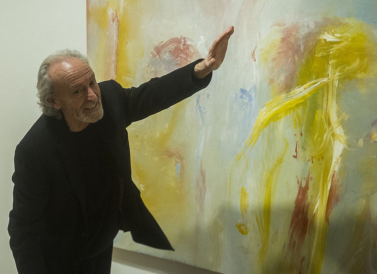Mikel Diaz Alaba margolaria, Bilboko Arte Ederren Museoan ikusgai jarri duten koadroetariko baten aurrean. LUIS JAUREGIALTZO / ARGAZKI PRESS. Mikel Diaz Alaba margolaria, Bilboko Arte Ederren Museoan ikusgai jarri duten koadroetariko baten aurrean. LUIS JAUREGIALTZO / ARGAZKI PRESS.