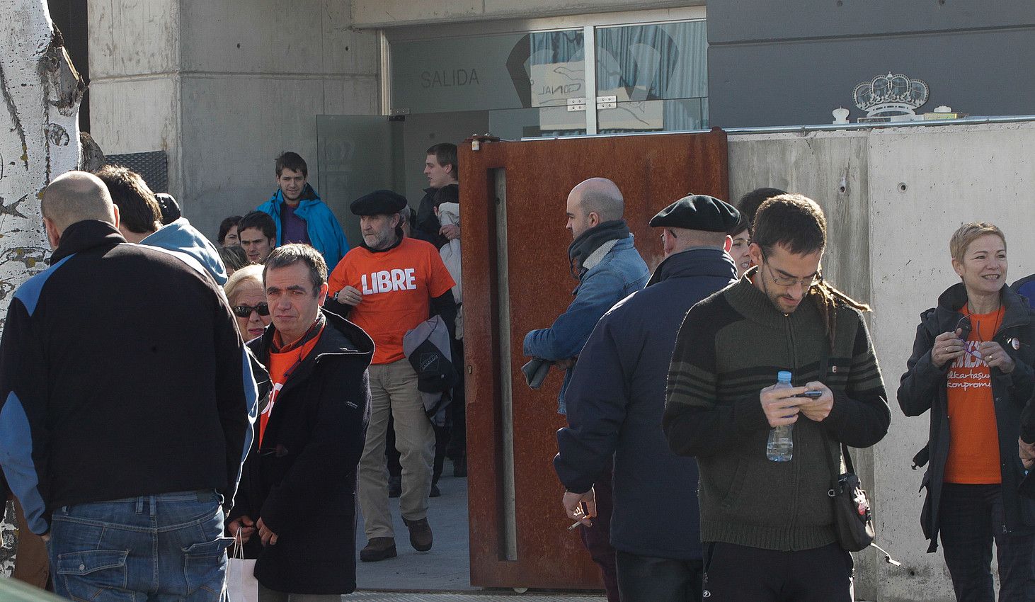 Epaitzen ari diren gazteetako batzuk, senitarteko eta lagunekin Madrilen, atzo. J. DANAE / ARGAZKI PRESS. Epaitzen ari diren gazteetako batzuk, senitarteko eta lagunekin Madrilen, atzo. J. DANAE / ARGAZKI PRESS.