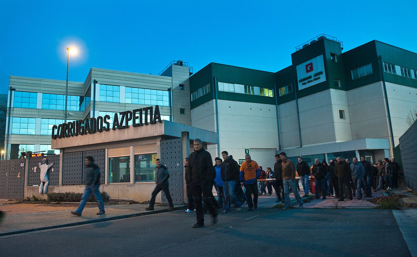 Azpeitiko Corrugadoseko langileak, iazko urtarrilean, greba amaitutakoan. JON URBE / ARGAZKI PRESS.