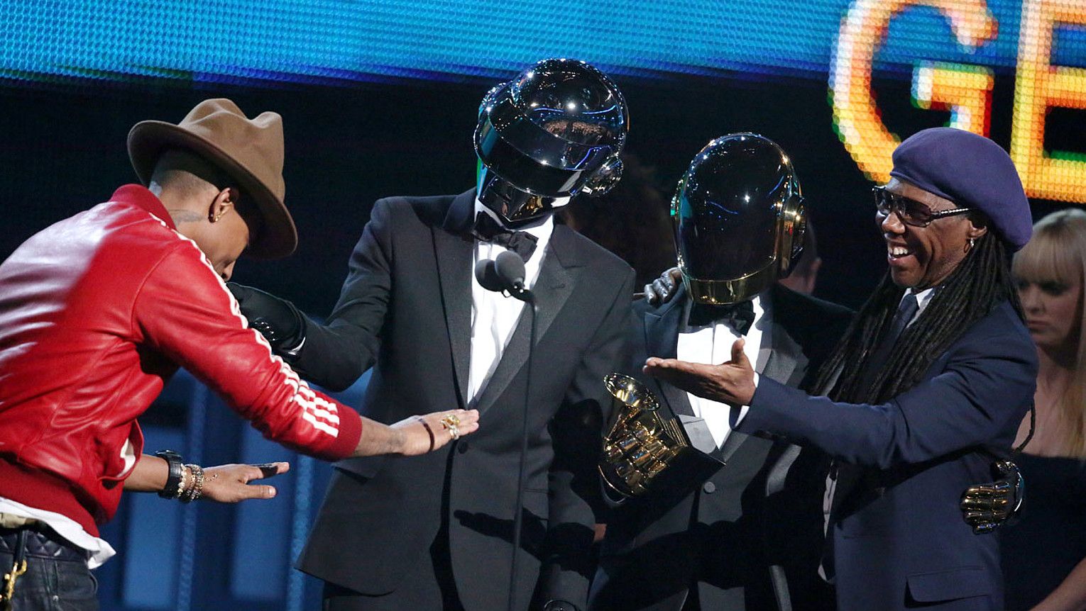 Daft Punkeko kideak, Pharrell Williams eta Nile Rodgersen artean, sarietako bat jasotzen. MATT SAYLES / AP. Daft Punkeko kideak, Pharrell Williams eta Nile Rodgersen artean, sarietako bat jasotzen. MATT SAYLES / AP.