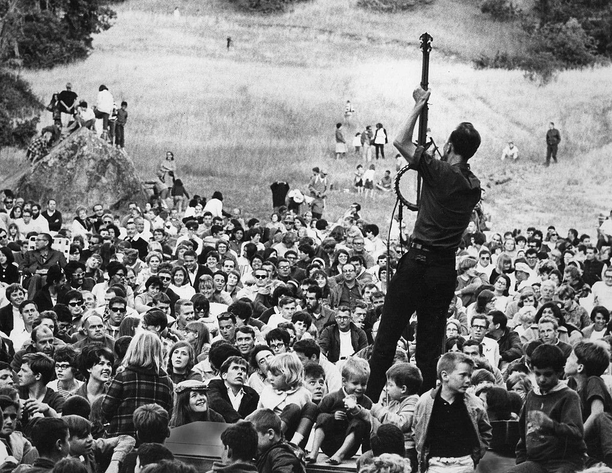 Pete Seeger, 50eko hamarkadan Kalifornian emandako kontzertu batean, jende artean. Z / BERRIA.