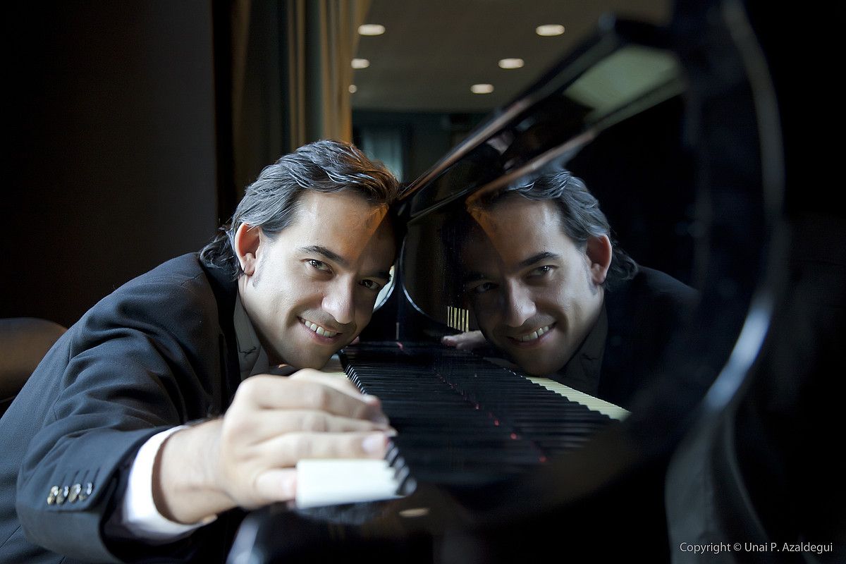 Aita Donostiaren pianorako piezak CDan grabatu ditu Josu Okiñena piano jotzaileak. UNAI P. AZALDEGUI.