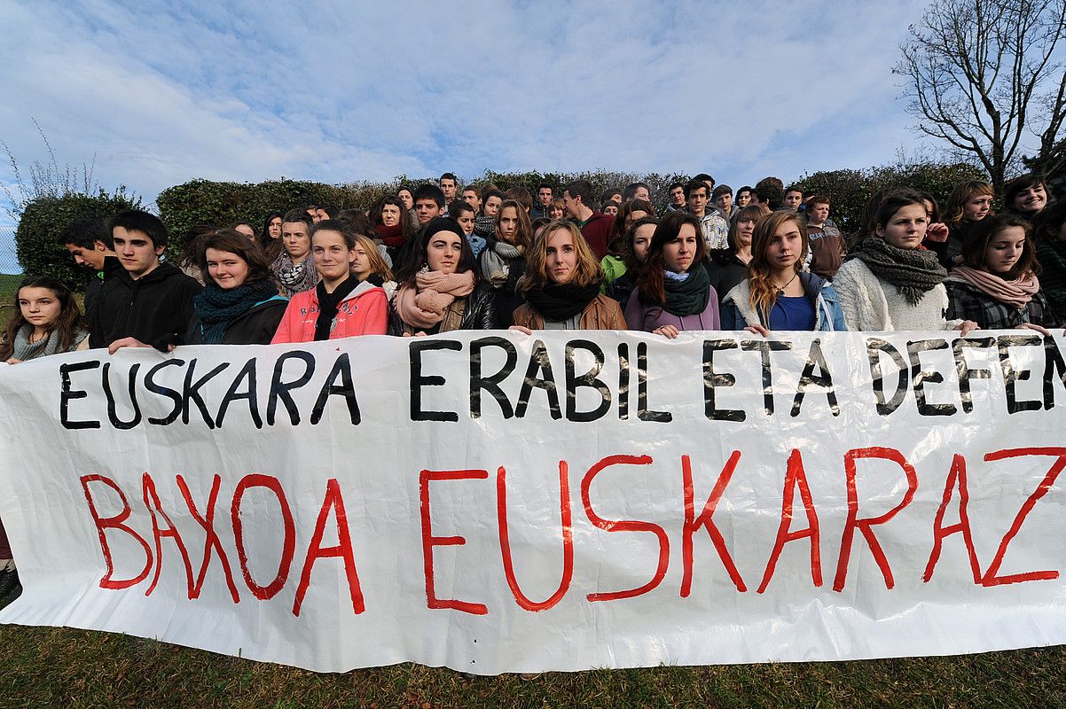 Ikasleak, Etxepare lizeoan egin duten agerraldian. GAIZKA IROZ. Ikasleak, Etxepare lizeoan egin duten agerraldian. GAIZKA IROZ.