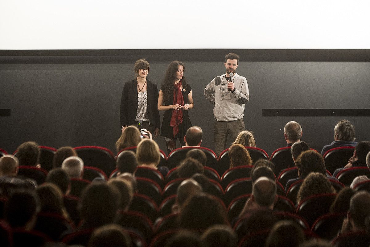 Aitor eta Amaia Merino anai-arrebak, Ainhoa Andraka ekoizlearekin, ostegun gauean. IÑIGO URIZ/ ARGAZKI PRESS.