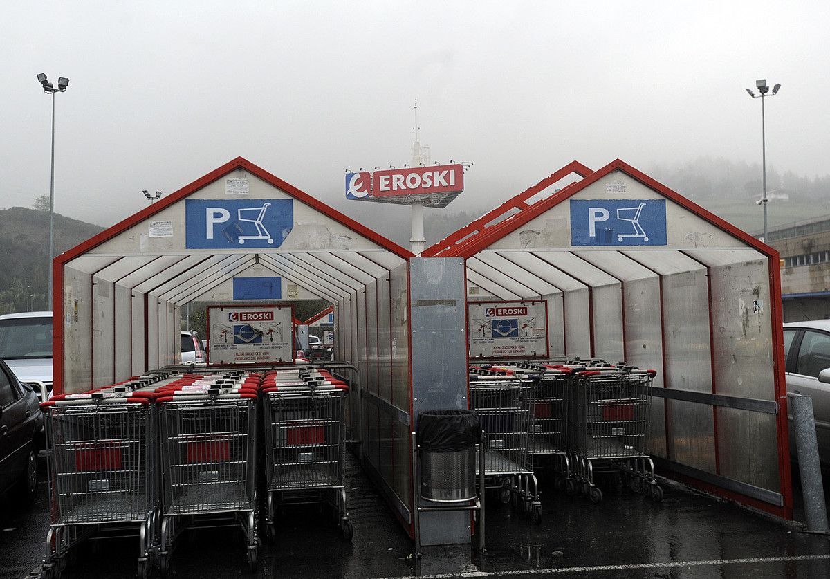 Eroski supermerkatu bateko hainbat gurdi, eraikinaren kanpoaldean. MARISOL RAMIREZ / ARGAZKI PRESS.