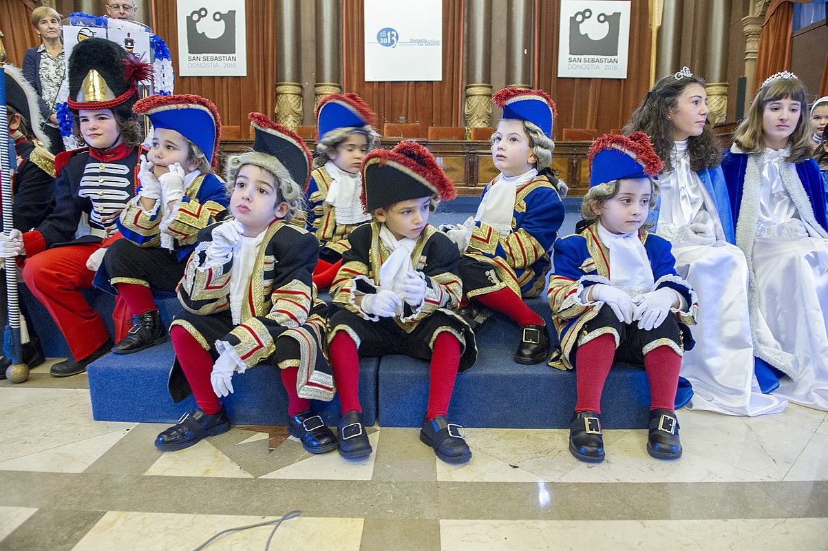 San Sebastian eguneko danborradak aurkeztu zituzten atzo; Malen Arrieta Danbor Nagusia eta Sara Esnal Easo Ederra desfileko pertsonaia gehiagorekin egon ziren. GORKA RUBIO / ARGAZKI PRESS. San Sebastian eguneko danborradak aurkeztu zituzten atzo; Malen Arrieta Danbor Nagusia eta Sara Esnal Easo Ederra desfileko pertsonaia gehiagorekin egon ziren. GORKA RUBIO / ARGAZKI PRESS.