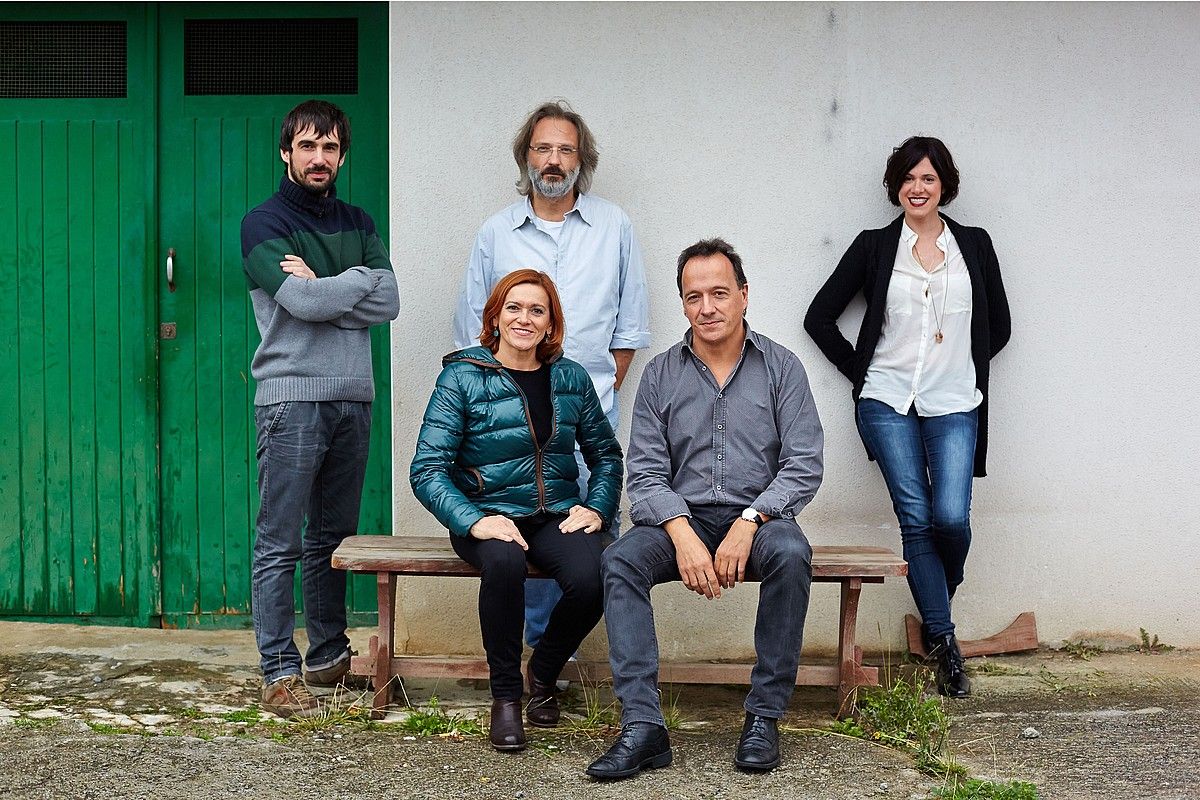 Iñaki Rikarte, Angel Unzu eta Maria Berasarte, zutik; Mireia Gabilondo eta Iñaki Salvador, jarrita. TANTTAKA. Iñaki Rikarte, Angel Unzu eta Maria Berasarte, zutik; Mireia Gabilondo eta Iñaki Salvador, jarrita. TANTTAKA.