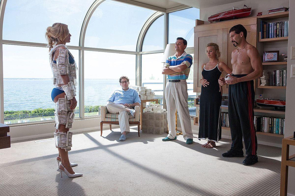 The Wolf of Wall Street filmeko eszena bat. Eskuinetik hasita hirugarrena da Belfort —DiCaprio—. MARY CYBULSKI. The Wolf of Wall Street filmeko eszena bat. Eskuinetik hasita hirugarrena da Belfort —DiCaprio—. MARY CYBULSKI.