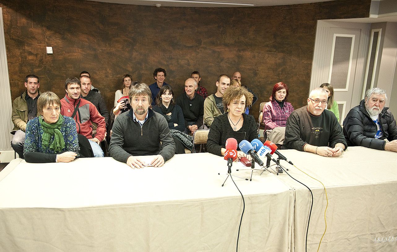 EPPKren bitartekari taldea osatzen duten 25 lagunak, 2012ko uztailaren 2an eginiko aurkezpenean. MARISOL RAMIREZ / ARGAZKI PRESS.
