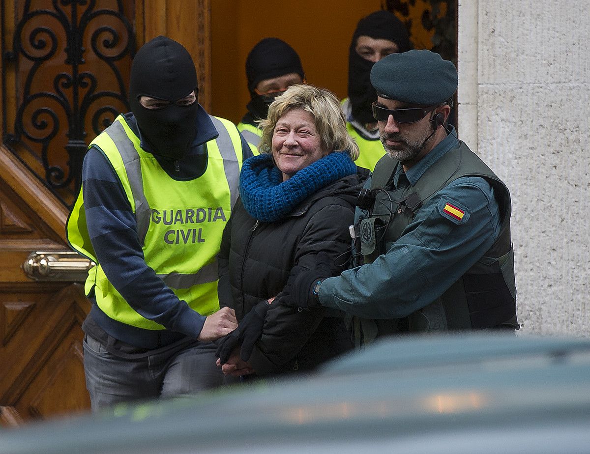 Arantza Zulueta, atzo, Bilboko egoitzako miaketa amaitu eta Madrilera eramateko autora bidean. LUIS JAUREGIALTZO / ARGAZKI PRESS. Arantza Zulueta, atzo, Bilboko egoitzako miaketa amaitu eta Madrilera eramateko autora bidean. LUIS JAUREGIALTZO / ARGAZKI PRESS.