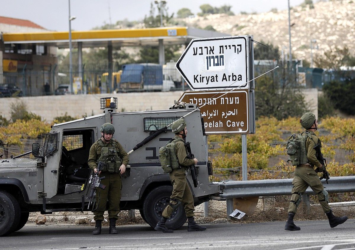 Israelgo soldaduak, Kiryat Arba kolonian, herenegun, Zisjordaniako Hebron hiritik hurbil. ABED AL HASHLAMOUN / EFE. Israelgo soldaduak, Kiryat Arba kolonian, herenegun, Zisjordaniako Hebron hiritik hurbil. ABED AL HASHLAMOUN / EFE.