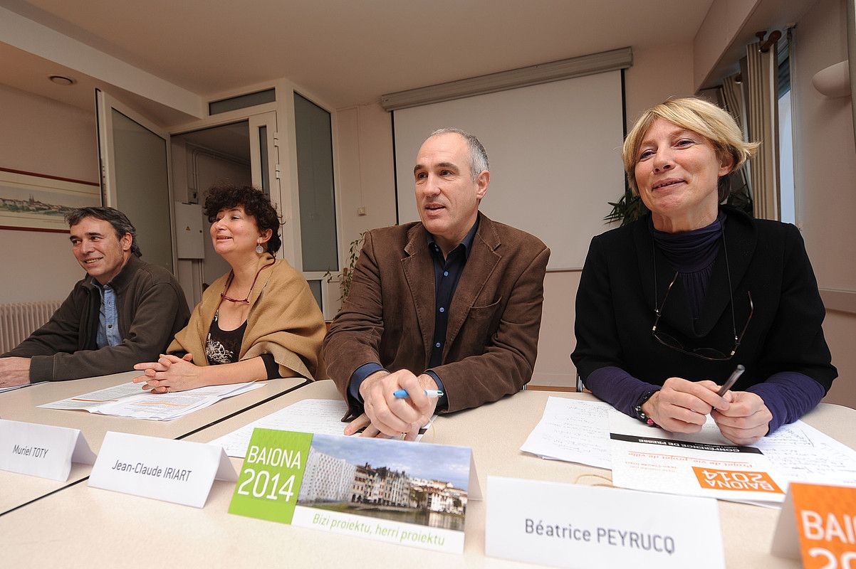 Baiona 2014 zerrendako kideak, Jean-Claude Iriart erdian dela, atzoko aurkezpenean. GAIZKA IROZ. Baiona 2014 zerrendako kideak, Jean-Claude Iriart erdian dela, atzoko aurkezpenean. GAIZKA IROZ.