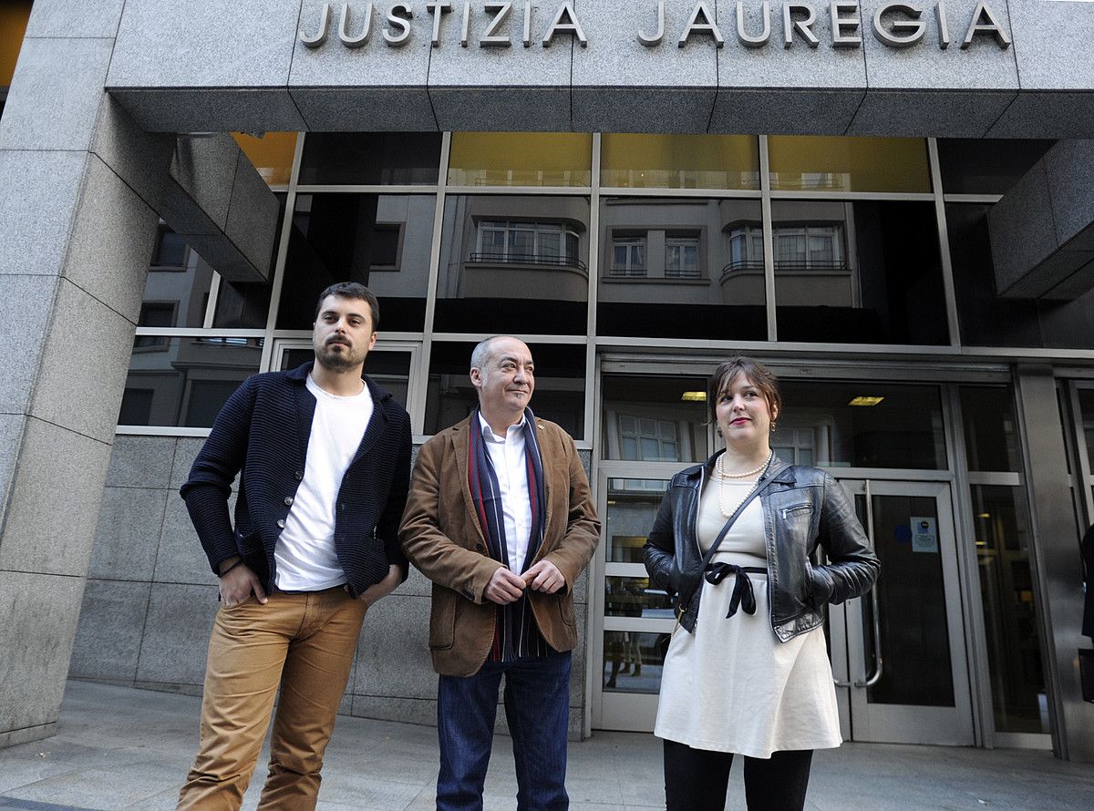 Garitanok eta Ugartek babestuta agertu zen auzitegian Ander Rodriguez Gizarte Politikako diputatua. M. R. / ARP. Garitanok eta Ugartek babestuta agertu zen auzitegian Ander Rodriguez Gizarte Politikako diputatua. M. R. / ARP.