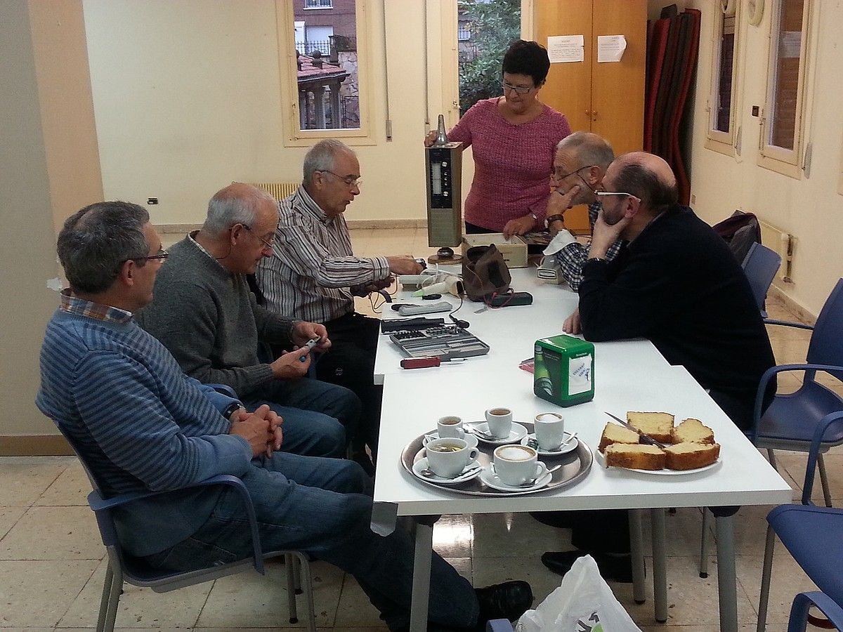 Etxe tresnak konpontzeko biltzen dira hilean behin Bergarako San Joxepen. Irudian, azaroko saioa. BERRIA. Etxe tresnak konpontzeko biltzen dira hilean behin Bergarako San Joxepen. Irudian, azaroko saioa. BERRIA.