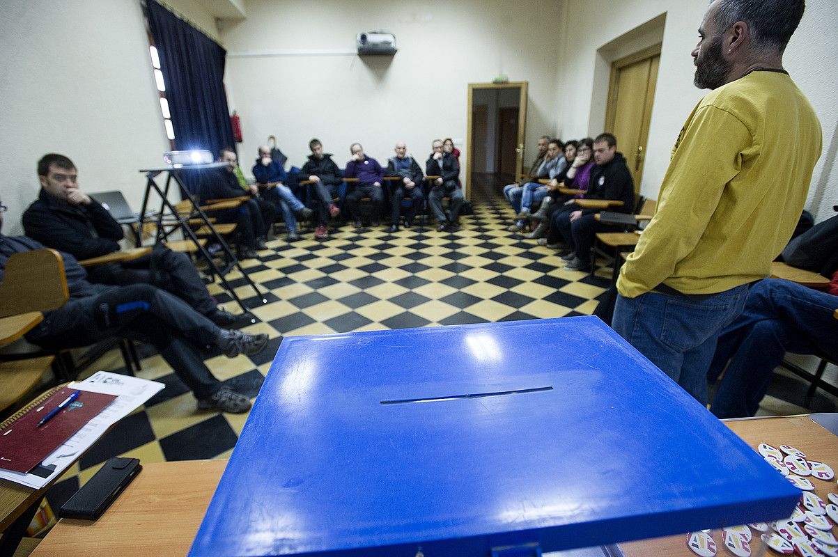 Herri batzordea egin zuten atzo Etxarri Aranatzen. IÑIGO URIZ / ARGAZKI PRESS. Herri batzordea egin zuten atzo Etxarri Aranatzen. IÑIGO URIZ / ARGAZKI PRESS.