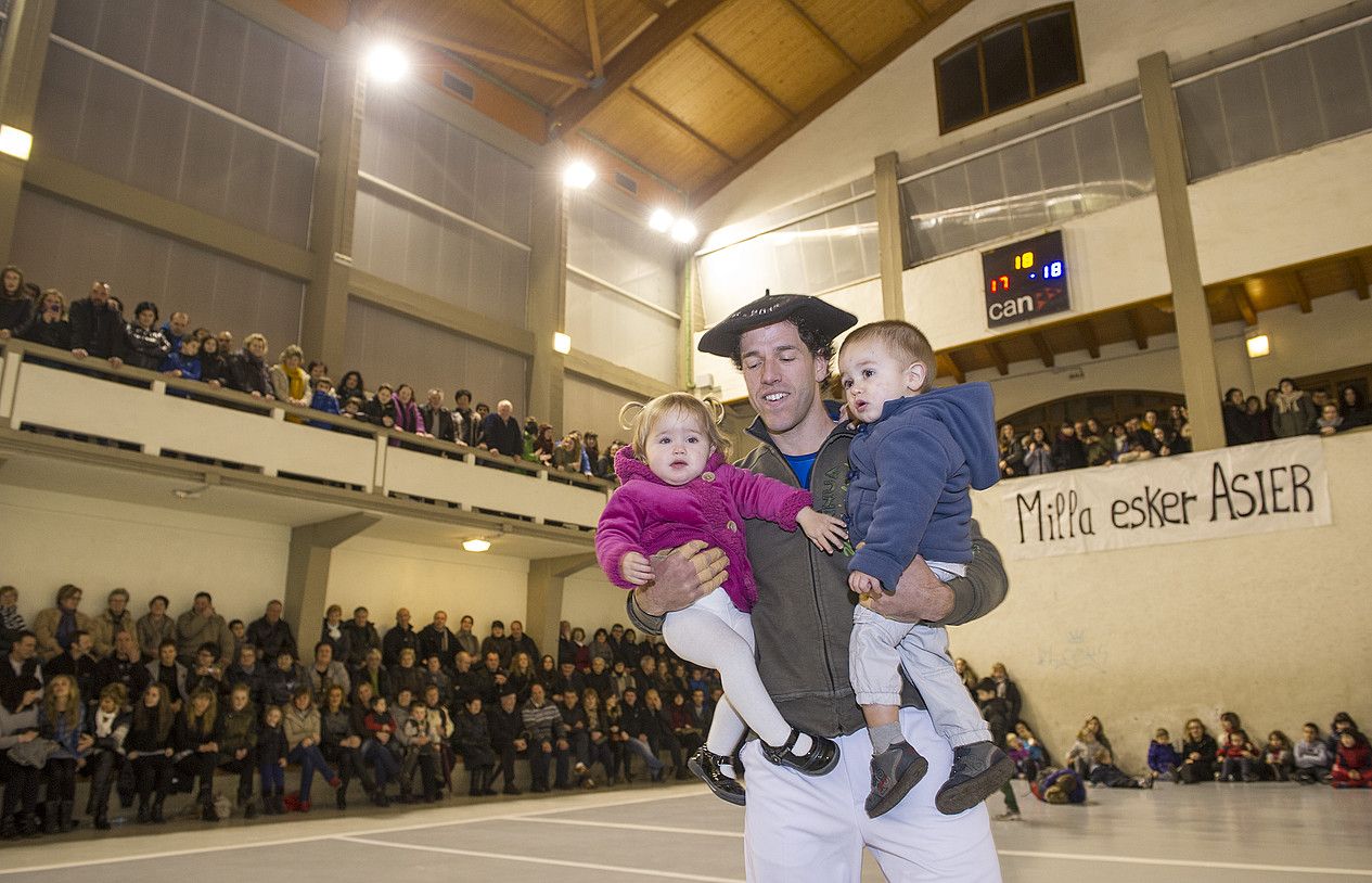 Asier Olaizola, erabat hunkituta, atzo, Goizuetako pilotalekuan. JON URBE / ARGAZKI PRESS.