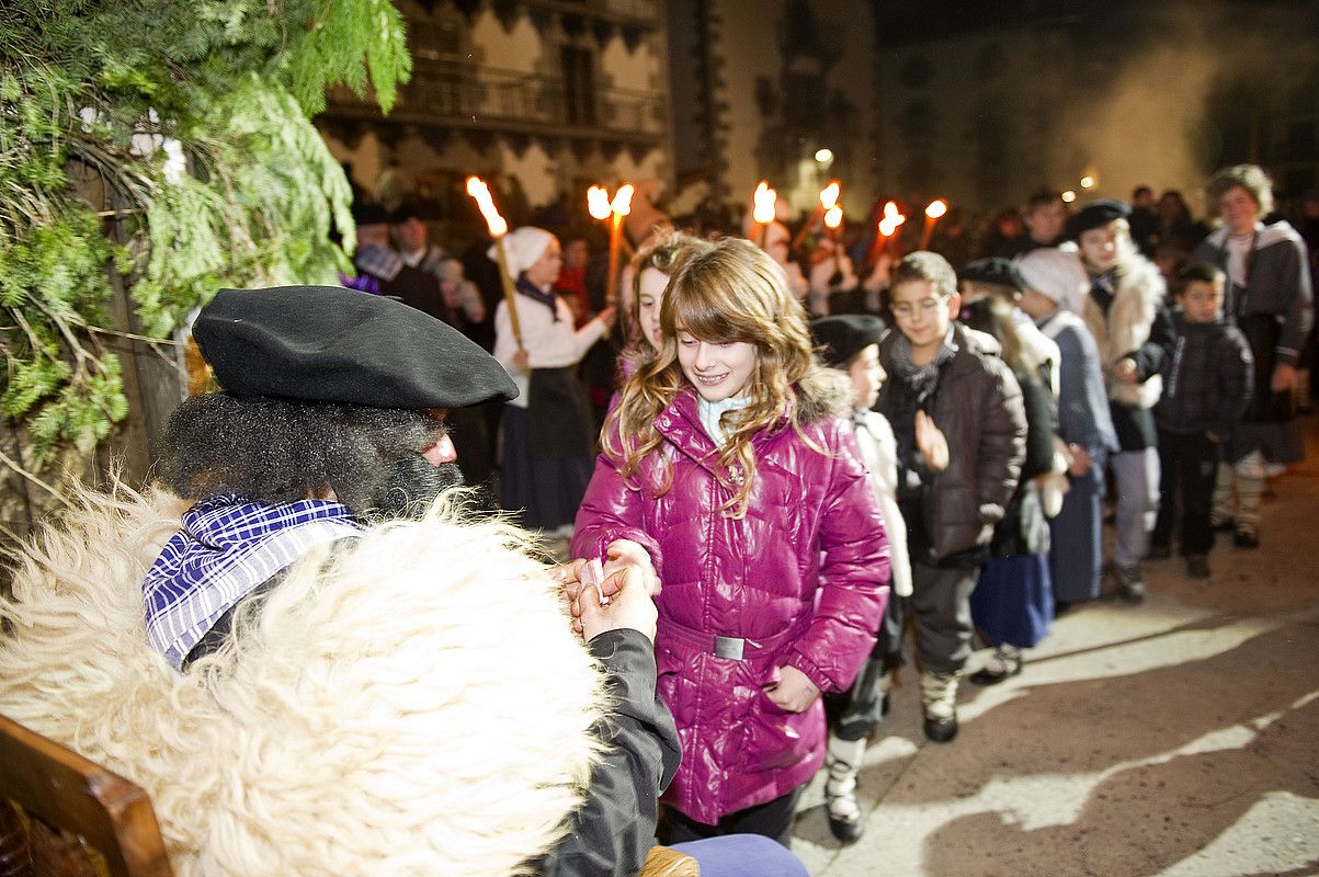 Olentzero, umeen opari eskaerak jasotzen, 2012ko abenduaren 24an, Leitzan. IDOIA ZABALETA / ARGAZKI PRESS.