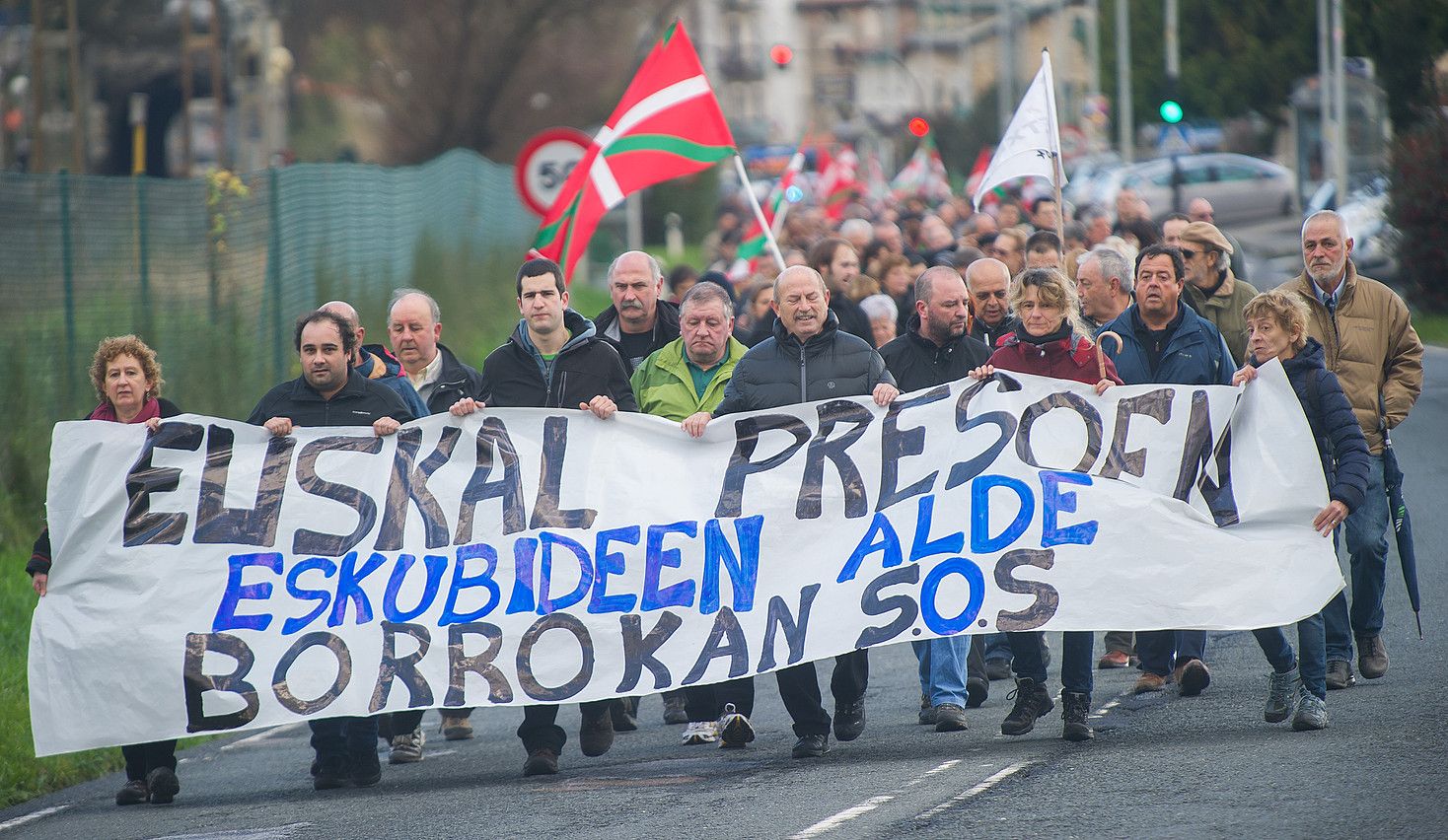 Euskal presoen eskubideen alde, martxa egin zuten atzo Martuteneko espetxera. ANDONI CANELLADA / ARGAZKI PRESS.