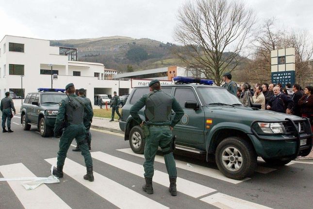 Guardia Zibila Martin Ugalde kultur parkean, Euskaldunon Egunkaria itxi zuten egunean. JUAN CARLOS RUIZ / FOKU.