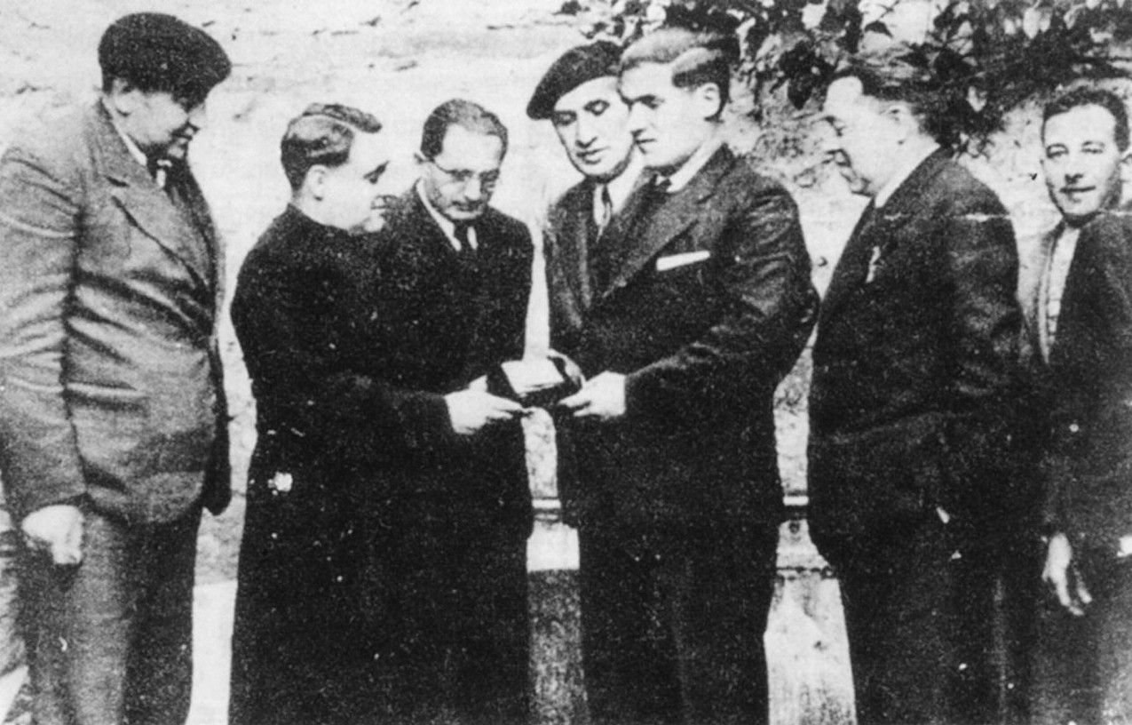 Inazio Eizmendi Manterola Basarri, Jose Ariztimuño Aitzol-engandik oroigarri bat jasotzen, Zarauzko batzokian 1935eko urtarrilean egin zioten omenaldian. BIDEGILEAK BILDUMA.