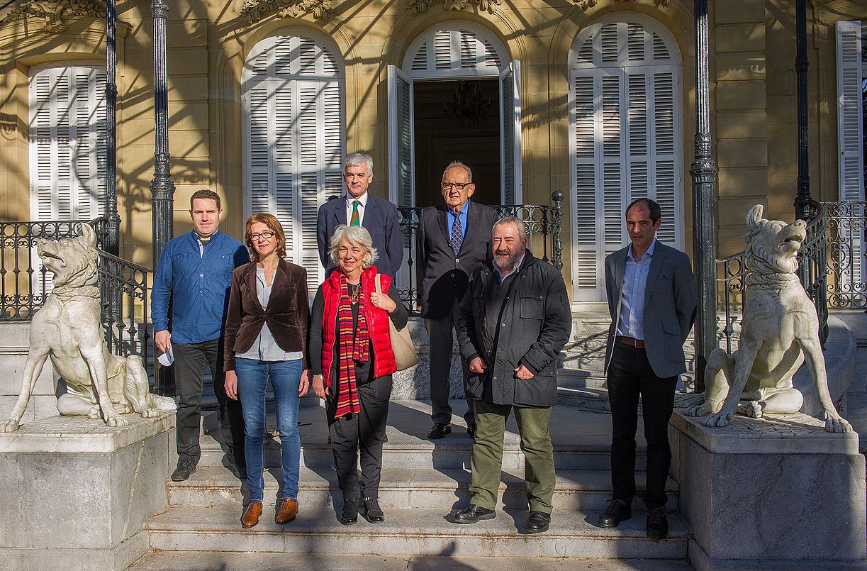 Bake Bideako eta Lokarriko ordezkariak eta batzordeko kideak izan ziren atzo Aieteko jauregian egindako aurkezpenean, Donostian. ANDONI CANELLADA / ARP.