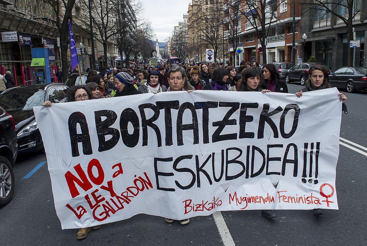 Ehunka lagunek parte hartu zuten Bilboko manifestazioan, PPren egoitzatik Bizkaiko Foru Jauregira. MONIKA DEL VALLE / ARGAZKI PRESS.