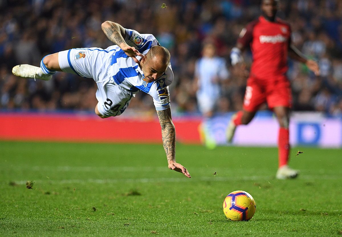 Sandro Ramirez, airean, lurrari ostikada eman ondoren, joan den igandean, Sevillaren aurkako partidan. JON URBE / FOKU.