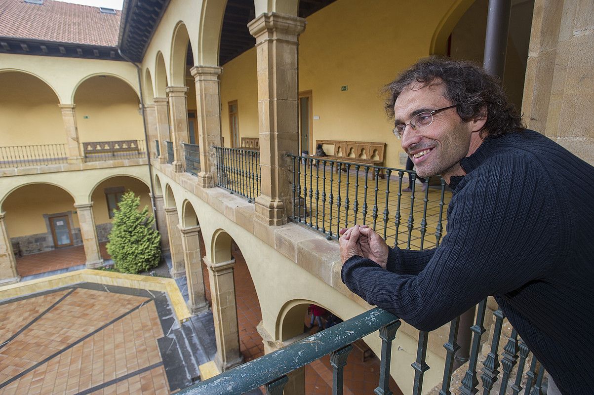 Euskalgintza «ahulaldi» batean dagoela dio Sarasuak. JUANAN RUIZ/ARGAZKI PRESS. Euskalgintza «ahulaldi» batean dagoela dio Sarasuak. JUANAN RUIZ/ARGAZKI PRESS.