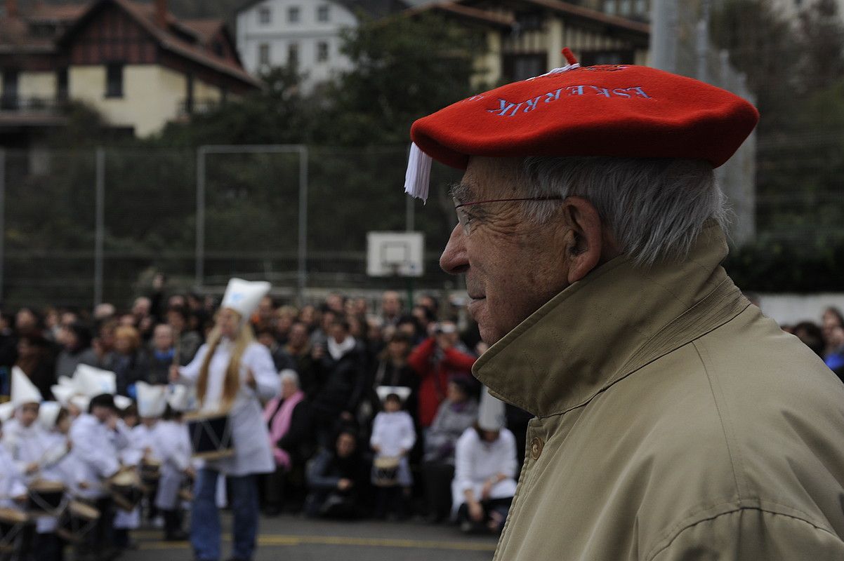 Donostiako Zurriola ikastolan omenaldia egin zioten Labaieni, iaz. MIKEL GOÑI / IRUTXULOKO HTZIA.