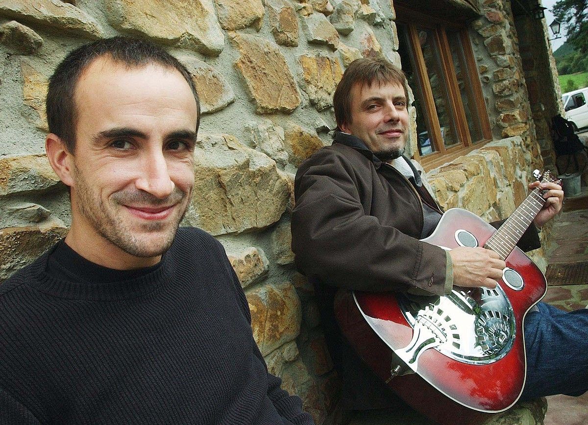 Pop-rock indartsu eta trinkoa egin du Sen taldeak. Izarrak berri kanta egin dute agur esateko. BERRIA. Pop-rock indartsu eta trinkoa egin du Sen taldeak. Izarrak berri kanta egin dute agur esateko. BERRIA.