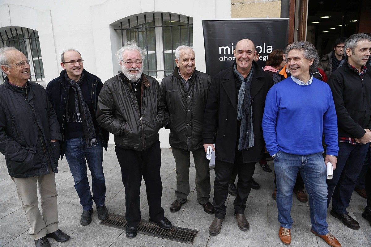 BECen egongo denTerraza Zeintifikoa aurkeztu dute; irudian, Xabier Amuriza, Andoni Egaña eta Imanol Lazkano bertsolariak. ANDONI CANELLADA / ARGAZKI PRESS. BECen egongo denTerraza Zeintifikoa aurkeztu dute; irudian, Xabier Amuriza, Andoni Egaña eta Imanol Lazkano bertsolariak. ANDONI CANELLADA / ARGAZKI PRESS.