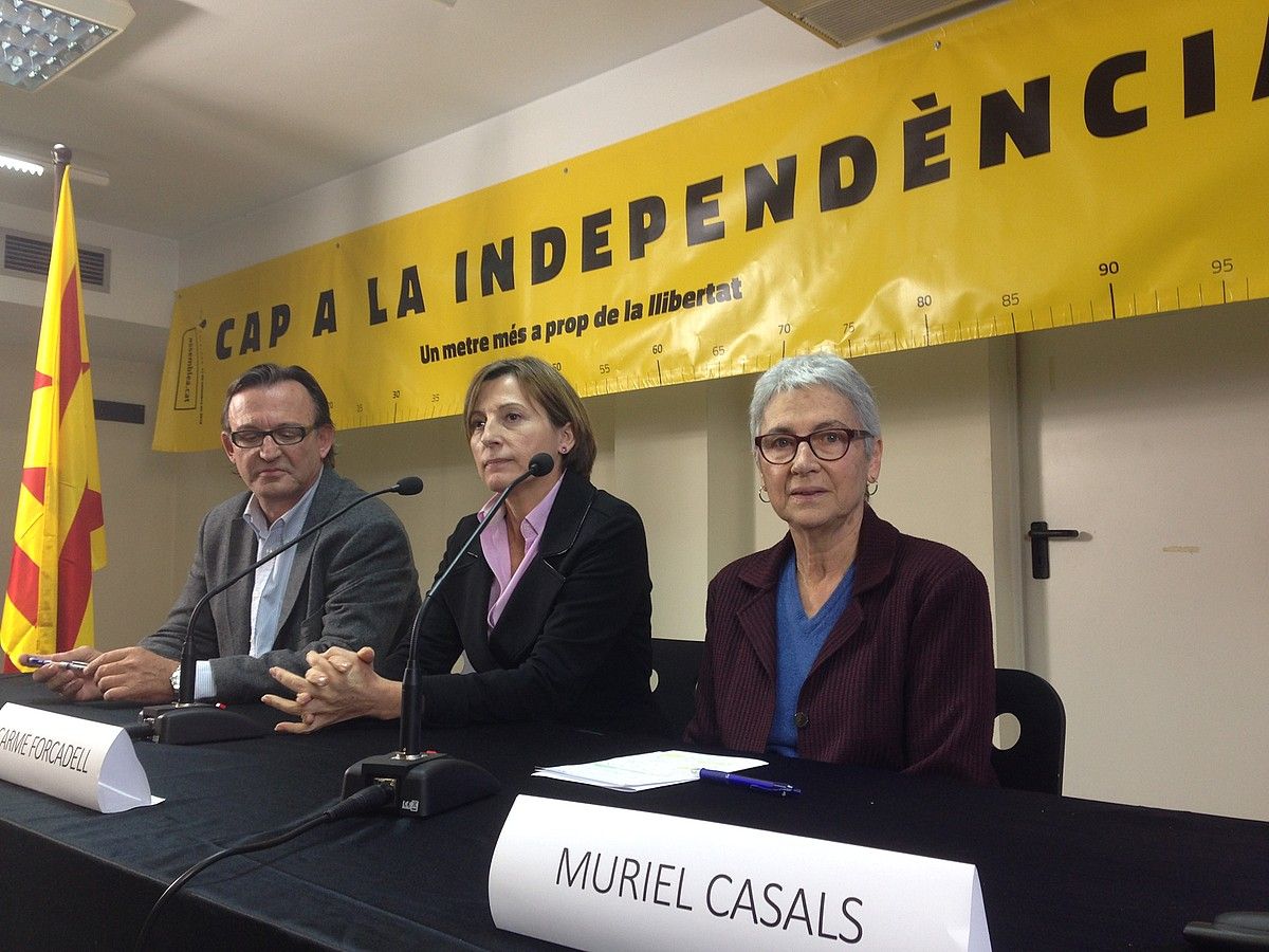 AMIko Josep Maria Vila d'Adabal, ANCko Carme Forcadell eta Omniumeko Muriel Casals, atzo. R. CASSANY / VILAWEB. AMIko Josep Maria Vila d'Adabal, ANCko Carme Forcadell eta Omniumeko Muriel Casals, atzo. R. CASSANY / VILAWEB.