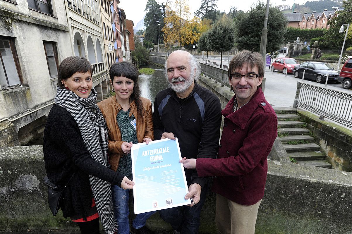 Itziar Elias, Zoila Berasategi, Josu Camara eta Xabier Lopez, atzo, Durangon. MARISOL RAMIREZ / ARGAZKI PRESS.