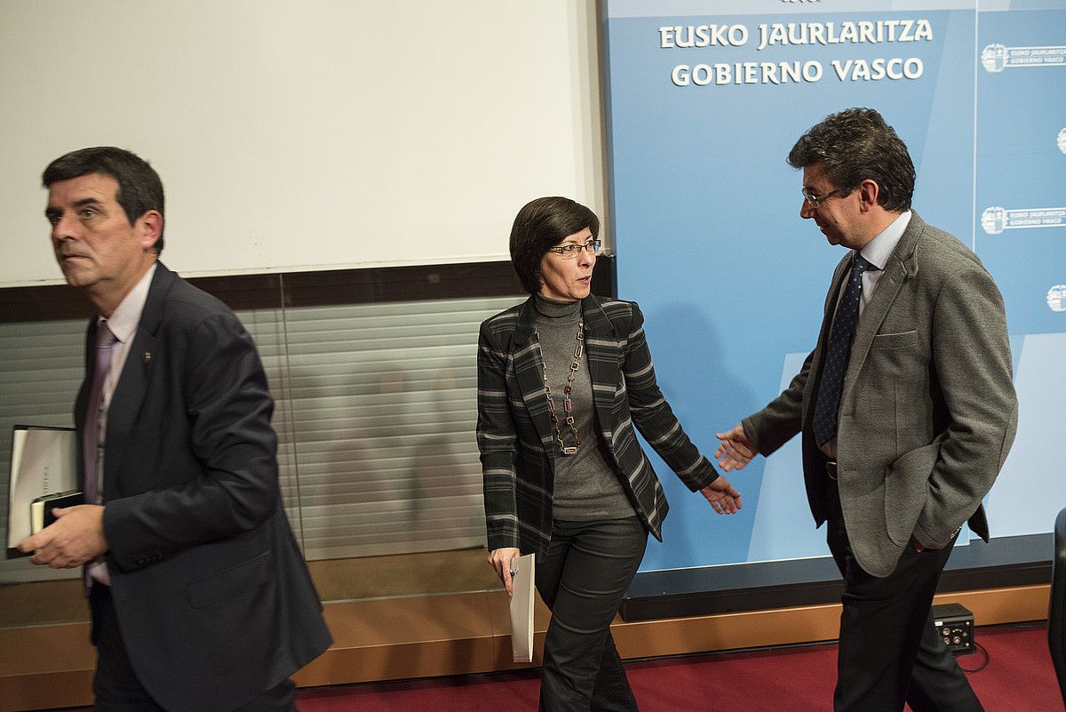 Estefania Beltran de Heredia, erdian, Ertzaintzako buruen izenak jakinarazteko agerraldian. JON HERNAEZ / ARGAZKI PRESS. Estefania Beltran de Heredia, erdian, Ertzaintzako buruen izenak jakinarazteko agerraldian. JON HERNAEZ / ARGAZKI PRESS.