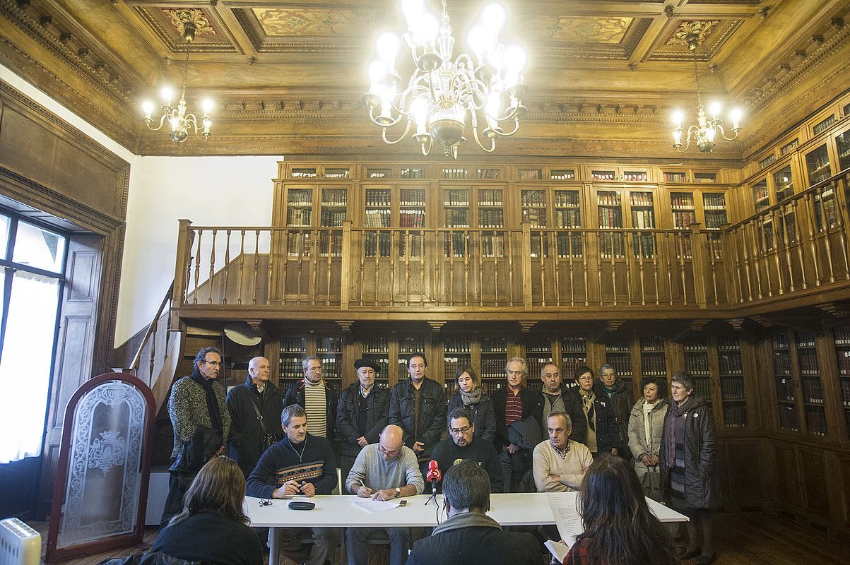 Donostiako hainbat kultur eragile, liburutegi zaharrean atzo egindako agerraldian. JON URBE / ARGAZKI PRESS. Donostiako hainbat kultur eragile, liburutegi zaharrean atzo egindako agerraldian. JON URBE / ARGAZKI PRESS.
