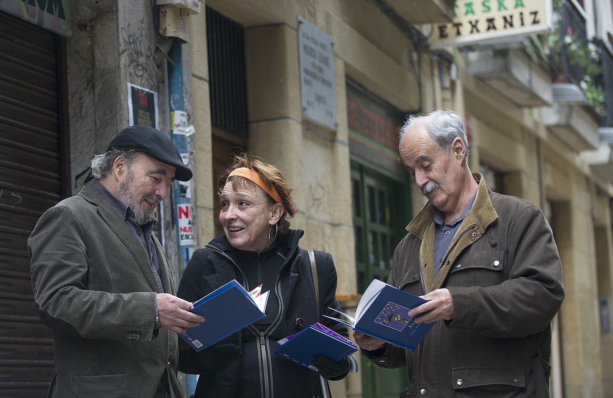 Jose Luis Zumeta, Marisol Bastida eta Juan Kruz Igerabide, Xume liburua eskutan dutela. JON URBE / ARGAZKI PRESS.