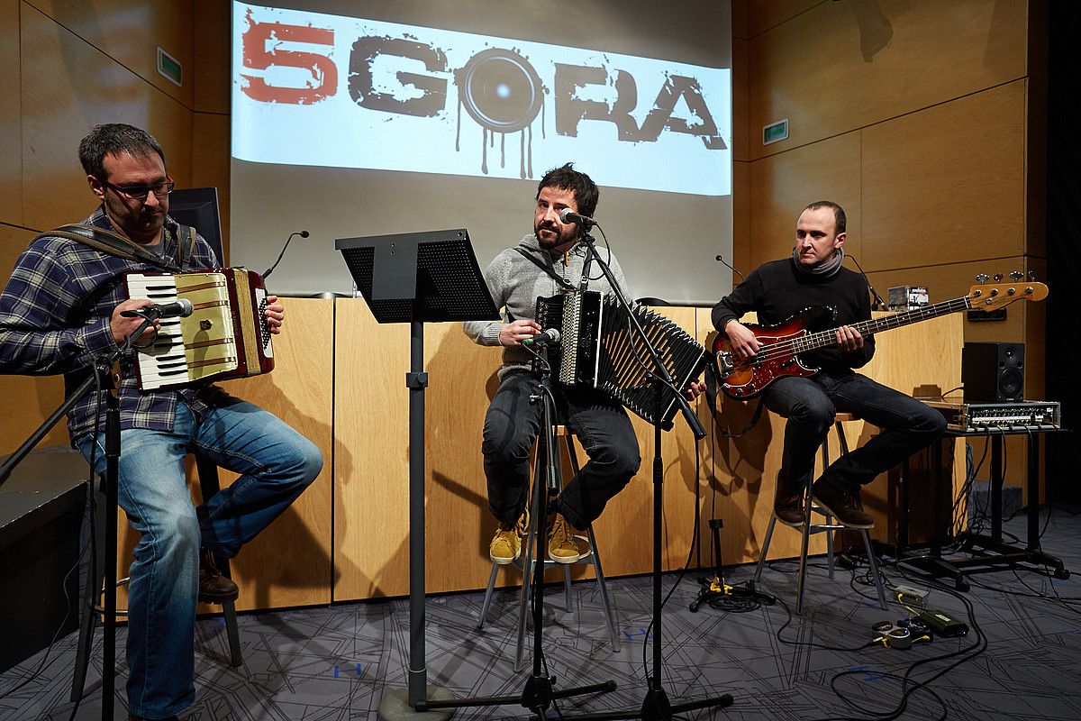 Esne Beltzako kideak Gora! diskoa aurkezten, Donostiako Koldo Mitxelena Kulturunean. JUAN CARLOS RUIZ / ARGAZKI PRESS. Esne Beltzako kideak Gora! diskoa aurkezten, Donostiako Koldo Mitxelena Kulturunean. JUAN CARLOS RUIZ / ARGAZKI PRESS.
