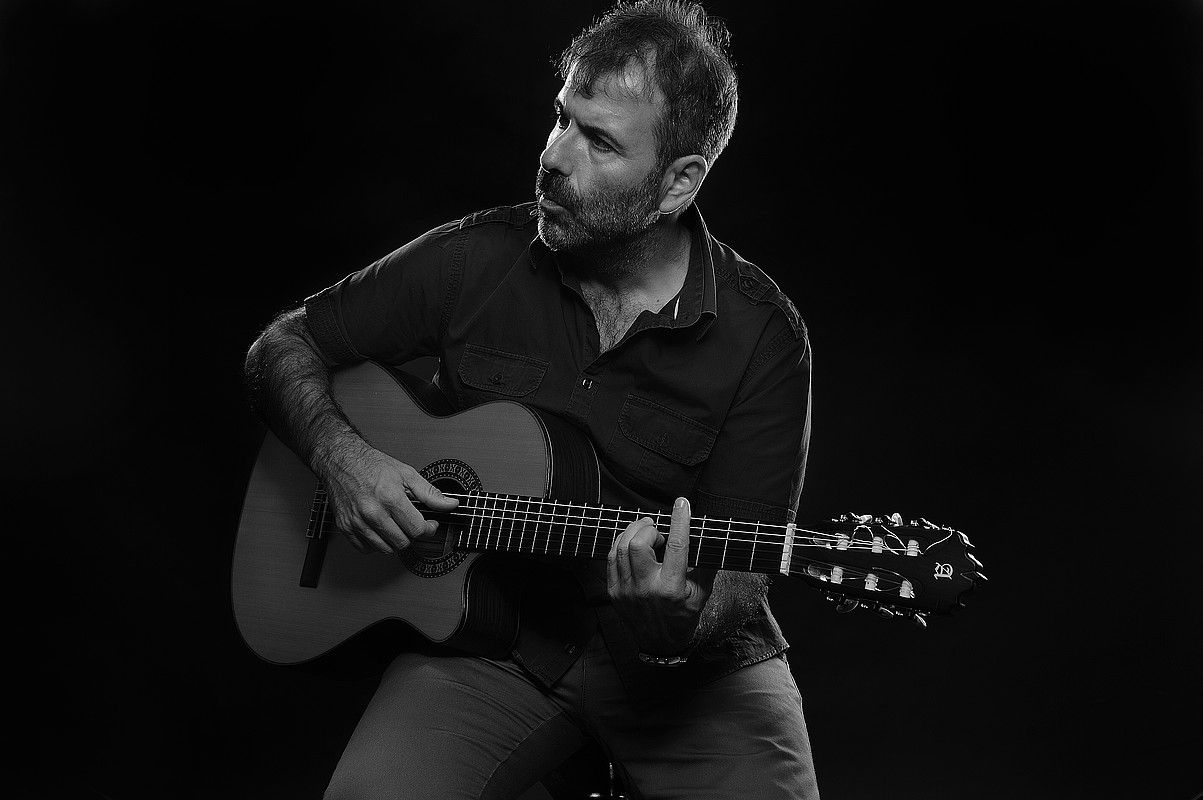 Joseba Tapia musikaria, orain arte ohikoa zuen trikitiarekin egon beharrean, gitarrarekin. KEPA GONZALEZ. Joseba Tapia musikaria, orain arte ohikoa zuen trikitiarekin egon beharrean, gitarrarekin. KEPA GONZALEZ.