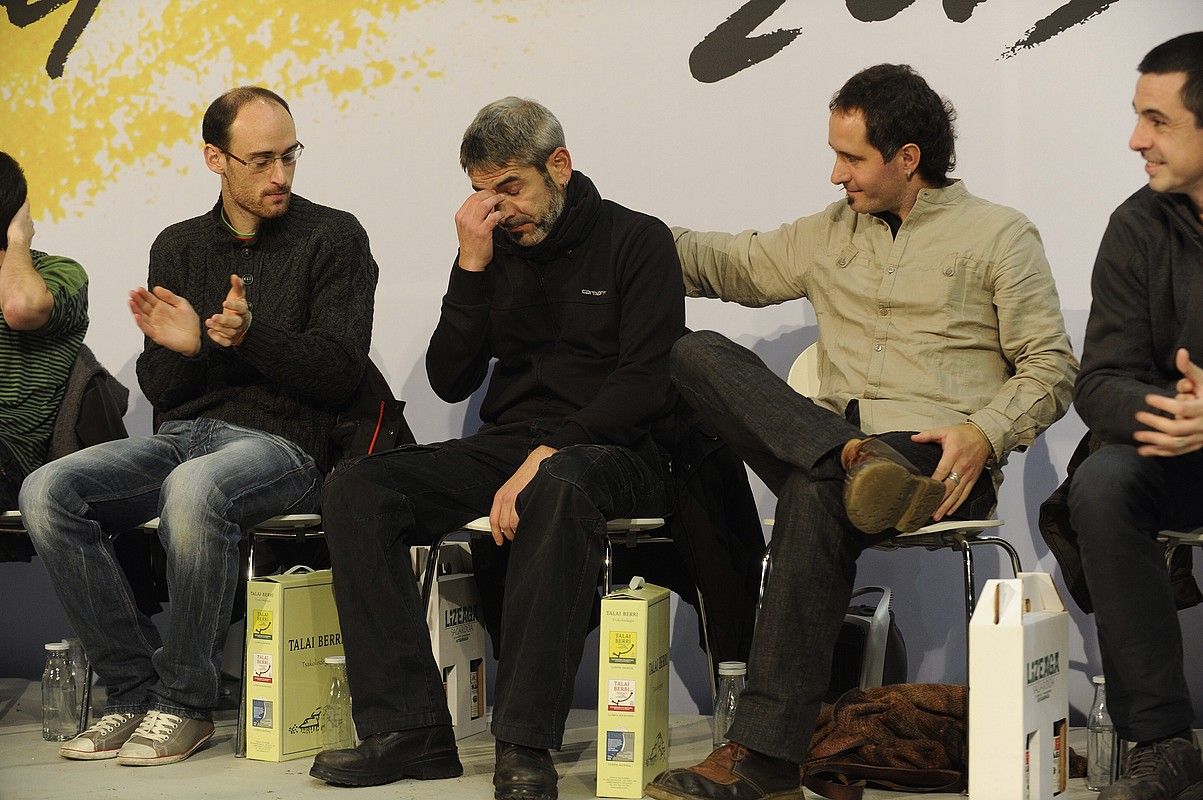 Unai Iturriaga, erdian, jasotako puntuazioaren berri jakin ondoren, Amets Arzallusen txaloak eta Iñigo Mantzizidorren zorionak jasotzen. JON URBE / ARP. Unai Iturriaga, erdian, jasotako puntuazioaren berri jakin ondoren, Amets Arzallusen txaloak eta Iñigo Mantzizidorren zorionak jasotzen. JON URBE / ARP.