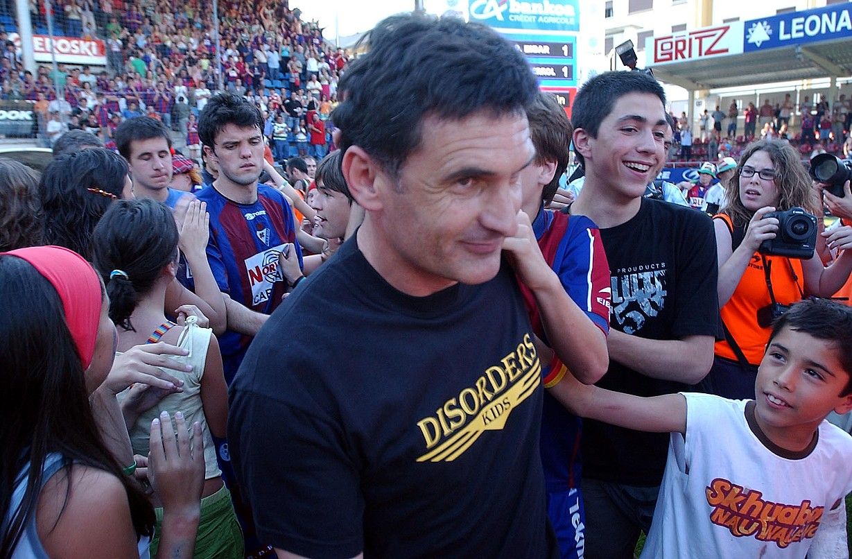 Jose Luis Mendilibar, zaleez inguratuta, 2004-2005eko sasoiko azken partida amaituta. Lehen Mailara igotzear izan zen Eibar sasoi hartan. IMANOL OTEGI / ARP. Jose Luis Mendilibar, zaleez inguratuta, 2004-2005eko sasoiko azken partida amaituta. Lehen Mailara igotzear izan zen Eibar sasoi hartan. IMANOL OTEGI / ARP.