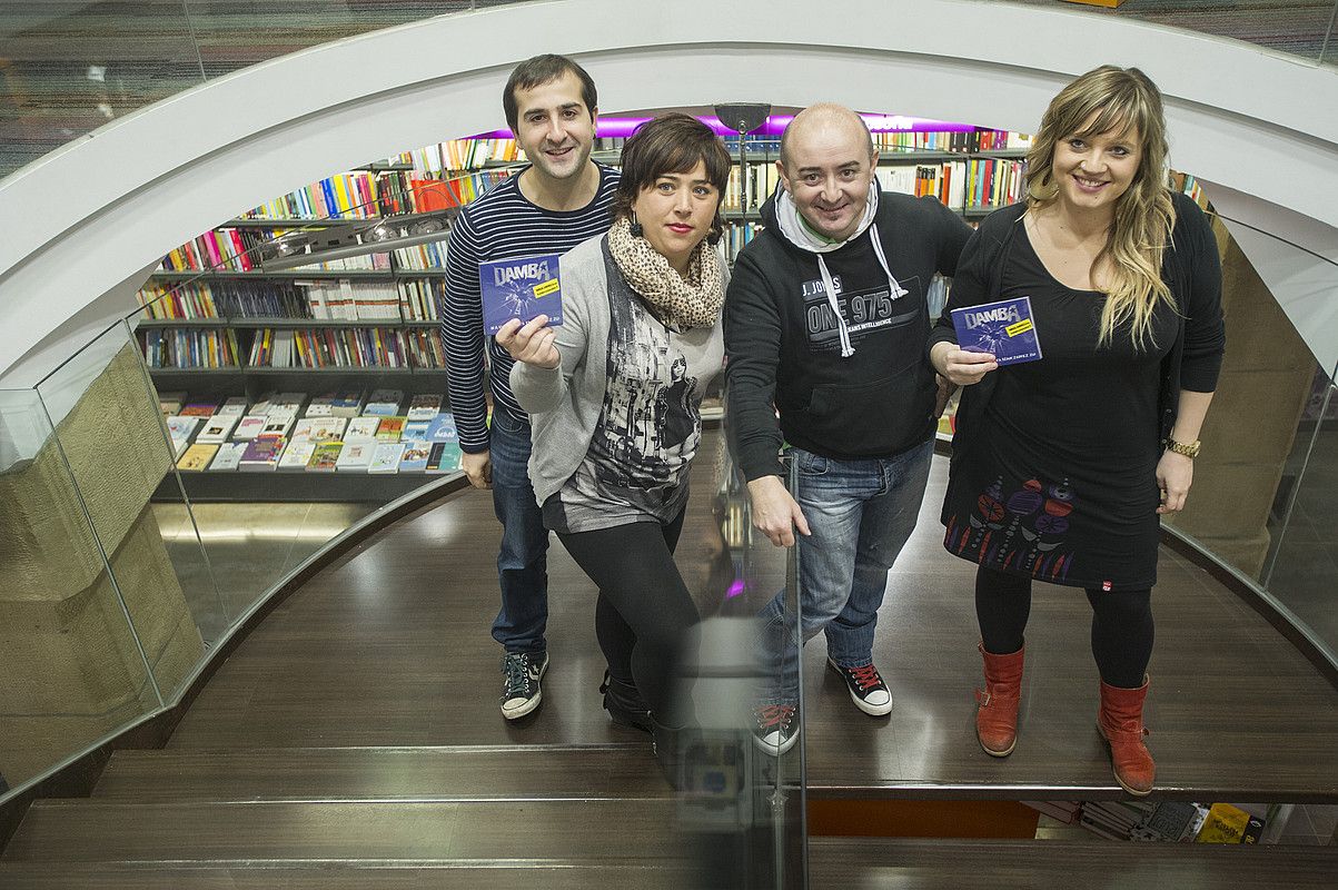 Damba taldeko hainbat kide disko berria eskutan, atzo, Donostian. JON URBE / ARGAZKI PRESS.