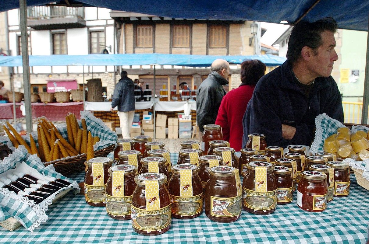 Erletik eratorritako produktuen azoka eta lehiaketa egingo dute igandean Erle Egunean, Usurbilen. JON URBE / ARGAZKI PRESS.